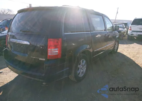 2010 Chrysler Town & Country Touring z USA, uszkodzony, nr VIN 2A4RR5D15AR300177